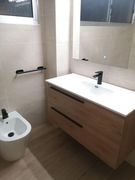 Hostal Mari En La Laguna, Alquiler Habitacion Privada En Hostal, 6 Habitaciones Cerca De La Universidad Y Aeropuerto Norte, 3 Banos Compartidos La Laguna  Exteriör bild